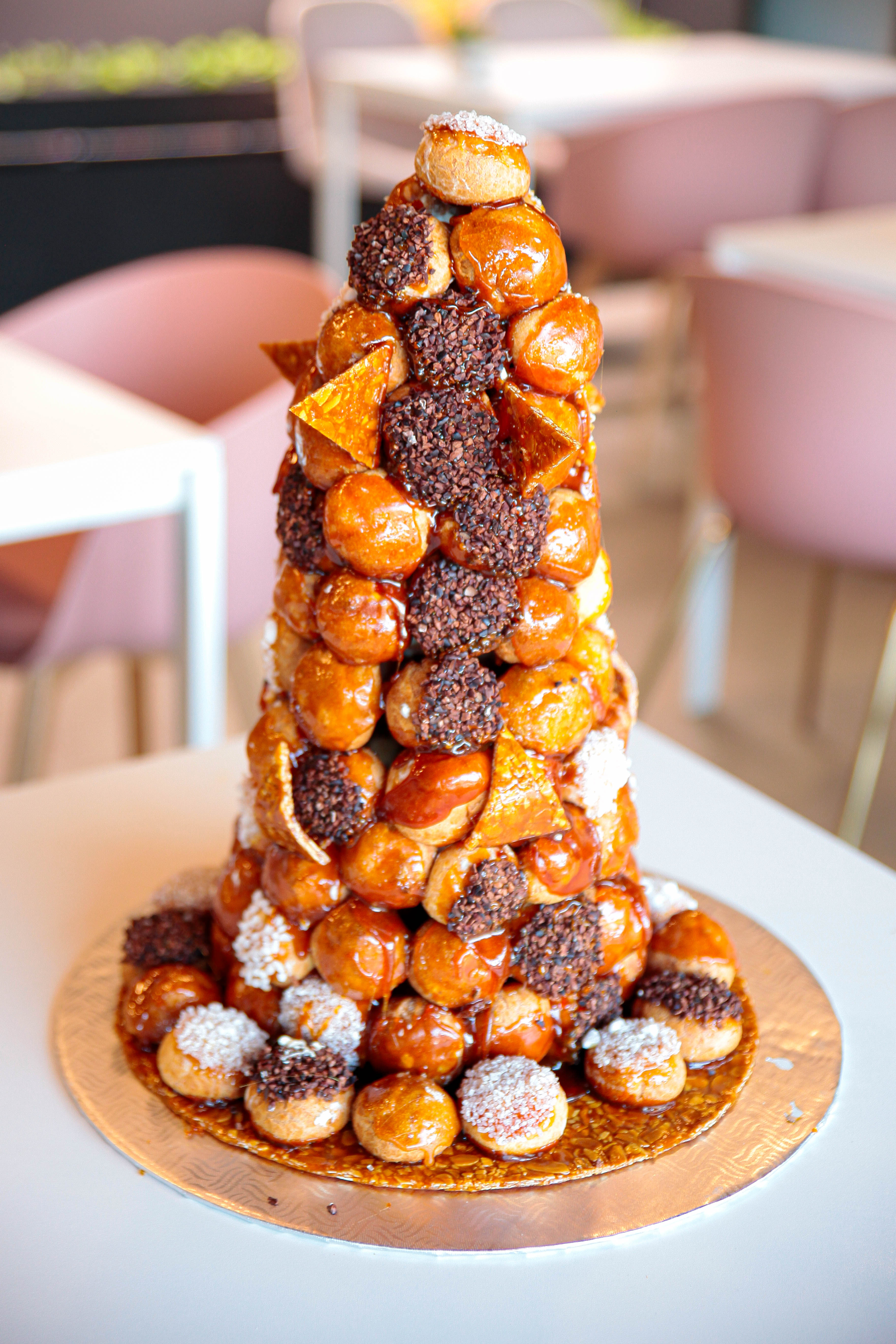 Le croquembouche est un dessert traditionnel français composé de choux au craquelin assemblés en pyramide et recouverts d'...